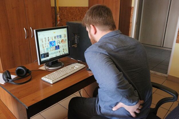 Um homem em um computador